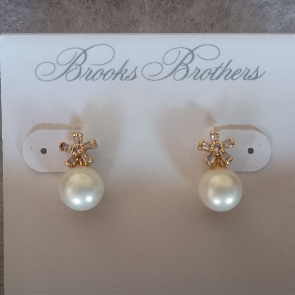 NIB Brooks Brothers Elegant Gold Tone, Crystal, and Pearl Earrings - Picture 4 of 7